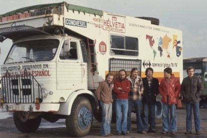 Els sis joves de Vic durant el viatge que el 1976 els va portar per cinquanta països a bord d’un camió.