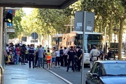 Espectacular desallotjament de 37 okupes en un edifici de Rambla Ferran