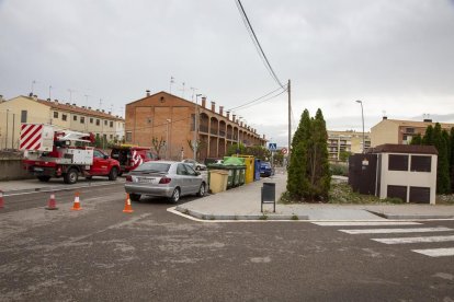 Operarios de Endesa trabajando ayer en Tàrrega.