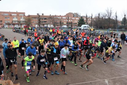 Un grup de participants es disposa a prendre la sortida de la duatló.