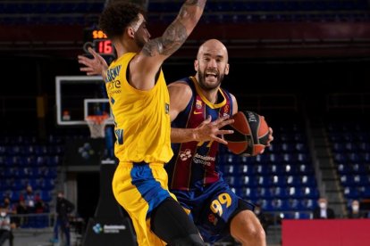 Calathes intenta penetrar davant la defensa d’un rival.