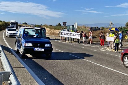 Un moment de la mobilització d’ahir a la Prenyanosa.