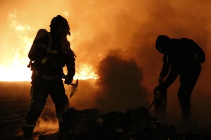 Barricades de fuego de grandes dimensiones queman varios coches, árboles y mobiliario urbano en Barcelona