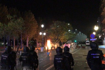 Barricada davant el cordó de Mossos a l'avinguda Blondel.