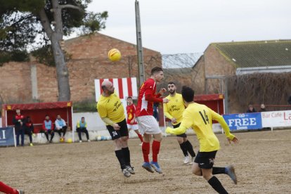 Dos jugadores pugnan por un balón aéreo.