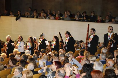 Els músics van baixar entre el públic per tocar algunes cançons.