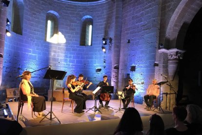 El quartet i els rapsodes Carme Alòs i Enric Arquimbau.