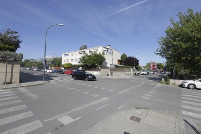 El carril bici en el cruce de las calles Enric Farreny con Germanies. 