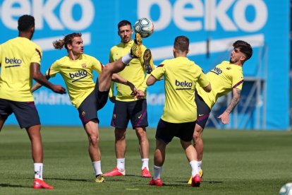 Varios jugadores del FC Barcelona, durante uno de los clásicos rondos, en la sesión de ayer.