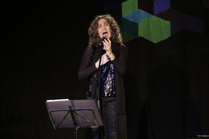 La cantant lleidatana Carolina Blàvia, en un concert al Cafè del Teatre de Lleida al desembre.