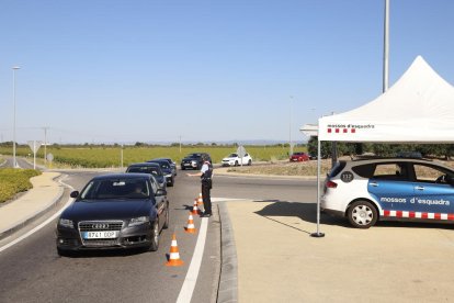 Control de los Mossos ayer en el Palau de Margalef, en la N-240.