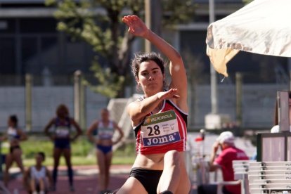 Elena Llobera, durant un salt en una competició.