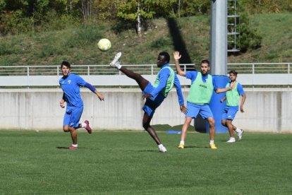 La plantilla del Lleida Esportiu continua exercitant-se des de divendres al camp de Garòs.