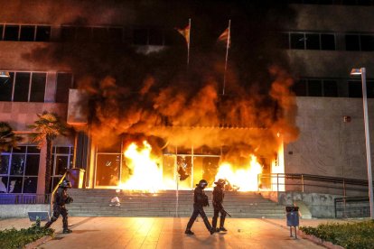 Imagen de la concentración inicial en la plaza Europa, que congregó a unas 2.000 personas que proyectaron luces con sus móviles.