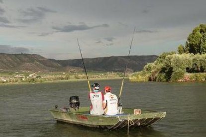 Marc i Àlex Márquez pesquen un silur a Mequinensa