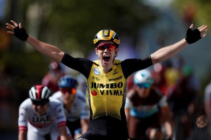 El belga Wout Van Aert, a l’entrar victoriós a la meta situada a Albi.