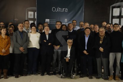 Foto de família de la trobada de Nadal de la Diputació de Lleida amb els representants dels mitjans de comunicació a Lleida.