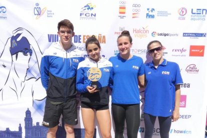 Los representantes del CN Lleida con el trofeo de campeones.