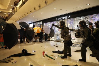 La Policía de Hong Kong denuncia manifestantes muy violentos