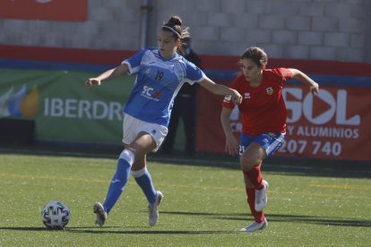 Andrea Gómez deixa enrere la balear María Hernández i es disposa a rematar davant de la porteria del Collerenc.