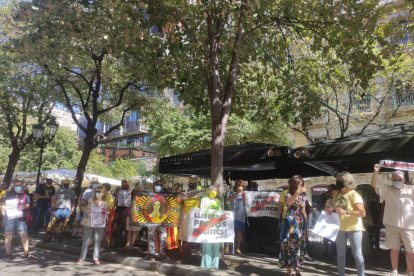 Diversos dels manifestants que ahir van recordar les protestes del 20-S a Barcelona.