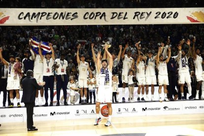 Felipe Reyes, capitán del Madrid, levanta el trofeo de campeones de la Copa del Rey.