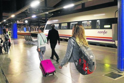 Viajeros de primer tren con tarifas AV City, en la estación de Lleida.