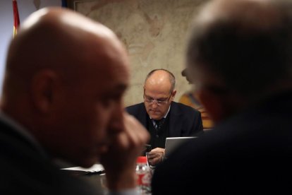 Javier Tebas, centre, i Luis Rubiales, a l’esquerra en primer terme, durant la reunió.