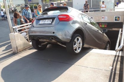 Un cotxe es queda ‘atrapat’ a la boca del metro de plaça Espanya