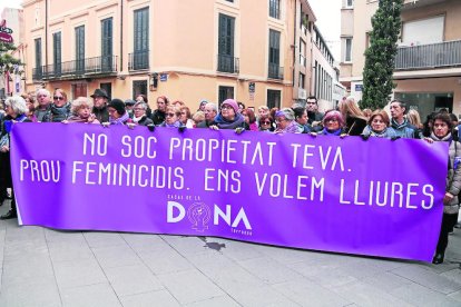 Concentració ahir a Terrassa contra la violència masclista en solidaritat amb la dona assassinada.