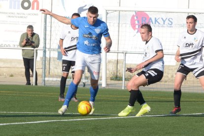 Ovidiu Pascaru controla un balón ante la atenta mirada de tres jugadores del Tremp.