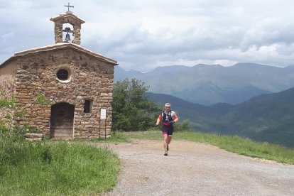 Pep Vega al passar pel costat de l’ermita de Sant Salvador (Alta Ribagorça) durant el recorregut.