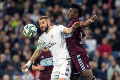 Karim Benzema protege el balón ante el senegalés Joseph Aidoo.