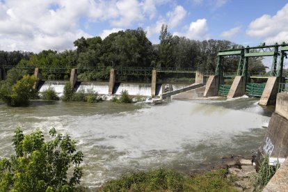 Les pluges obliguen a augmentar els desembassaments