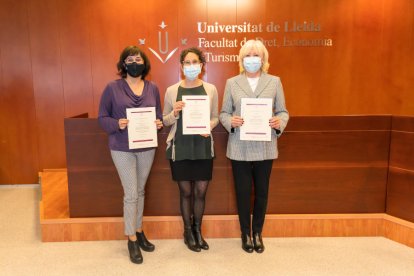 Les tres professores guardonades recollint el premi.