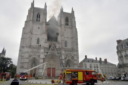 Vista de l’incendi declarat dissabte a la catedral de Nantes.