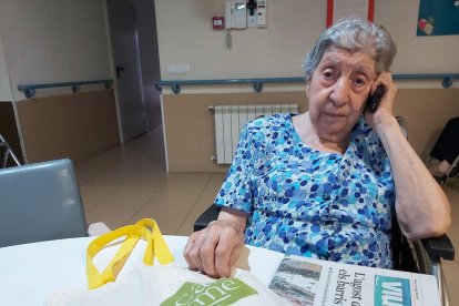 Núria, de 92 años, es usuaria de la residencia El Carme de Tàrrega.