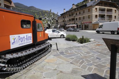 Una antigua trepitjaneu de Port Ainé, convertida en monumento a la estación en la entrada de Rialp