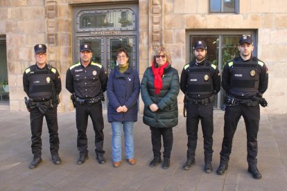 Autoritats locals, amb agents lluint el nou uniforme.