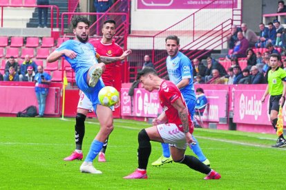 Trilles trata de ganar un balón dividido durante el primer tiempo.