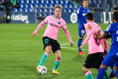 Frenkie de Jong, durant el partit de dissabte, és un dels tres jugadors que no han firmat.