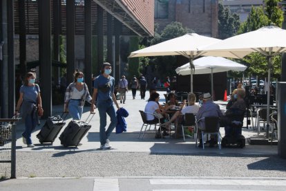 Turistes amb mascaretes i gran afluència de públic a les terrasses ahir a Figueres.