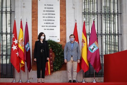 Una placa a la Puerta del Sol recorda les víctimes de la Covid