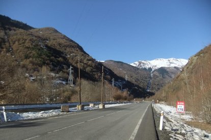 Un tramo pirenaico de la carretera N-230.