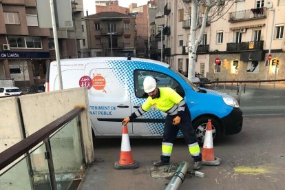 Un operari senyalitza el fanal caigut a la passarel·la.