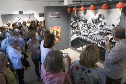 Decenas de personas acudieron ayer en Cervera a la inauguración de la muestra ‘Prop de Hollywood’.