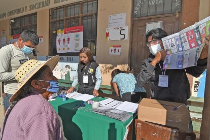 Una dona votant ahir a les eleccions de Bolívia.