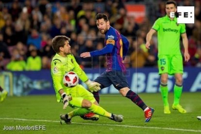 Una acció del parti de Copa del Rei entre el Llevant i el FC Barcelona.