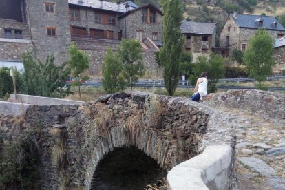 Estado actual del puente románico de Alós d’Isil.