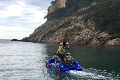 Els Bombers utilitzen un patinet per al rescat d'un submarinista a Tossa de Mar